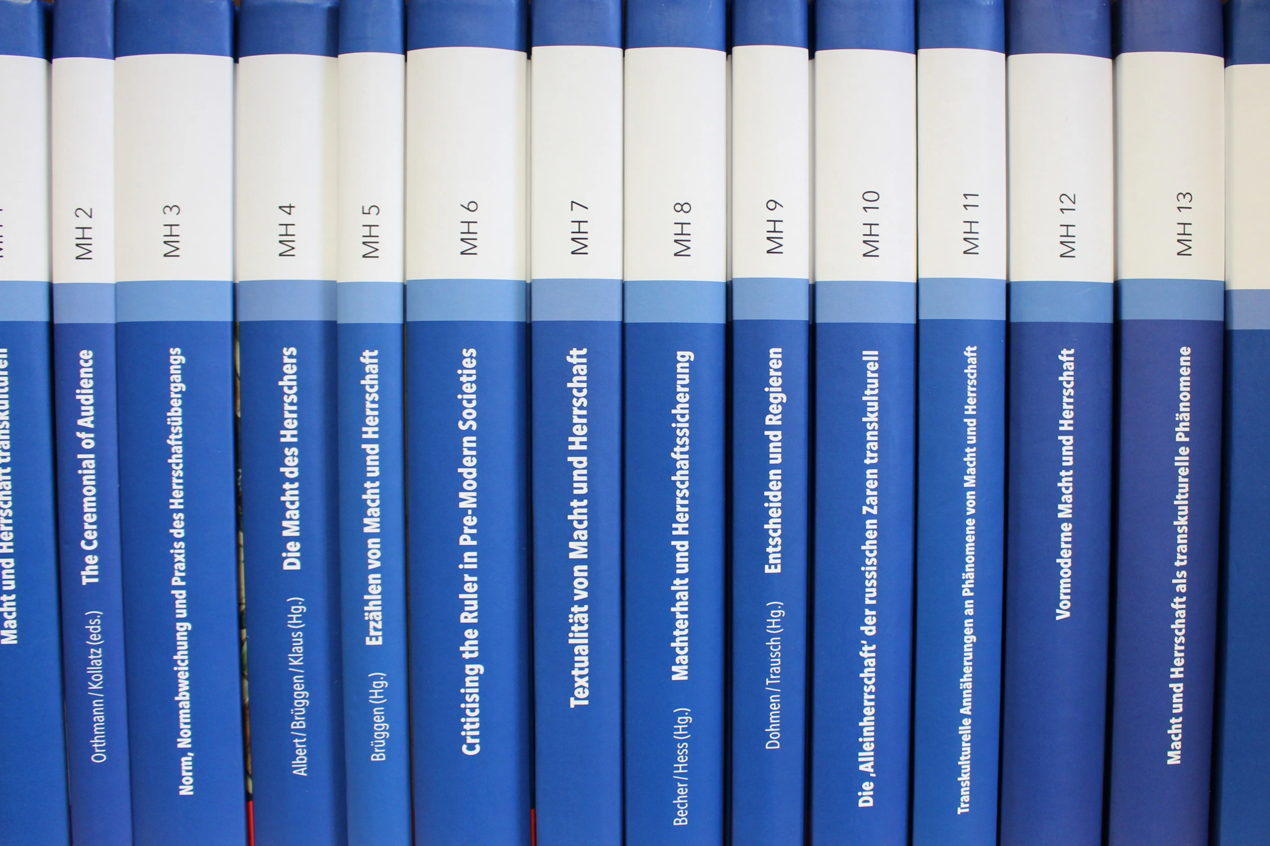 Das Königspaar des sogenannten Lewis-Schachspiels schaut auf eine Auswahl der bislang erschienenen Bände.